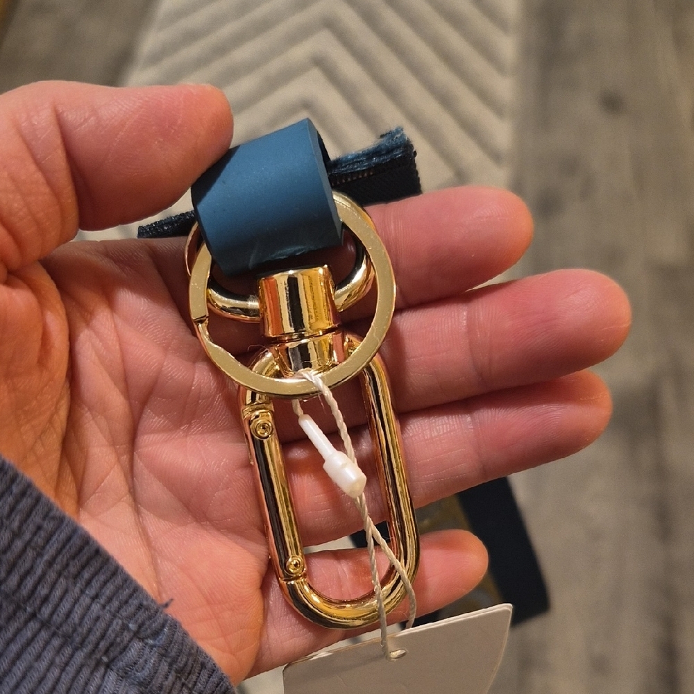 Lululemon Neverlost Keychain - Picture 3 of 5